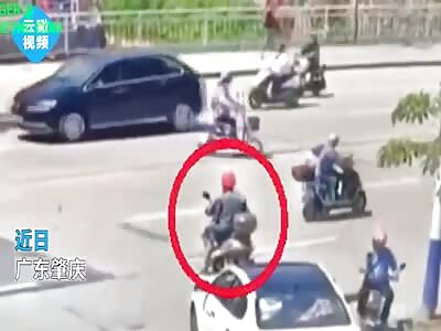 Two motorcyclists were crushed by a car in Guangdong