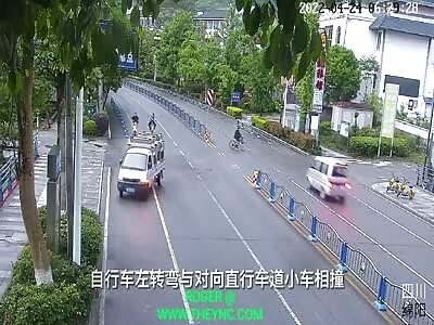 Minivan collided into an bicycle rider in Pingwu County