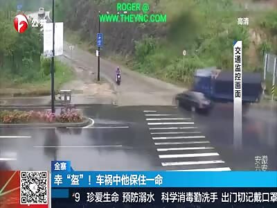 A truck full of bricks fell onto a motorcyclist in Jinzhai