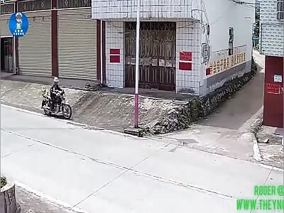 Wtf ? Motorcyclist  crashed  his bike into a  pole in Jiangxi
