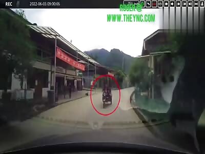 Car crashed into a electric tricycle in Tucheng 