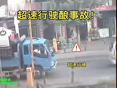 Two trucks crashed into each other in Dazhou City
