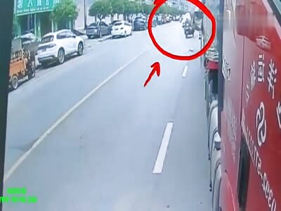 Car crashed into a electric tricycle in Dazhou City