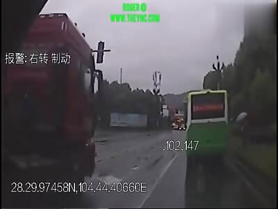 Man was crushed by a truck in Yibin City