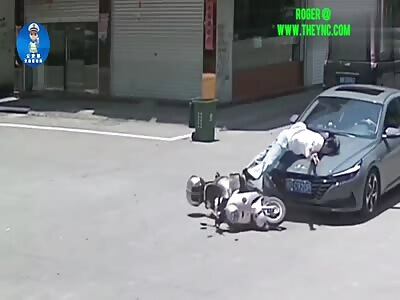 A woman on her bike was hit by a car in Fuzhou