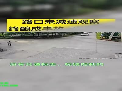 Two trucks crashed into each other in Fuzhou City