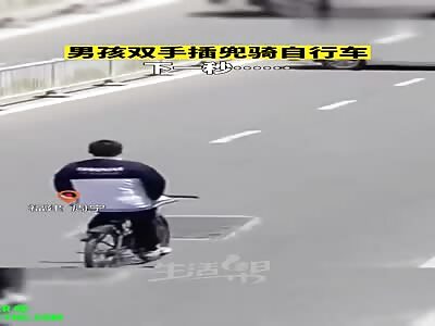 Youth on his push bike crashed into a car in Fujian
