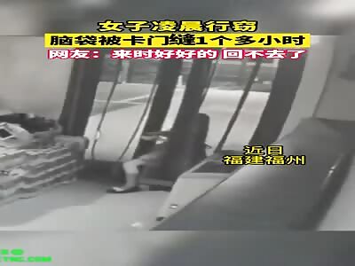 Woman steals from a shop then gets her head stuck in the door in Fuzhou
