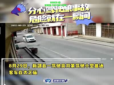 Minivan knocks down a man in Shaoyang