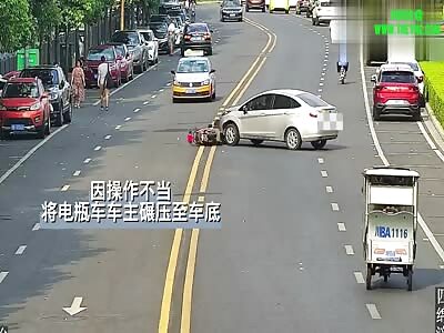 Man was crushed by a car in Mianyang City 