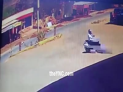 Taxi tip over and kills a motorcyclist in the streets of India