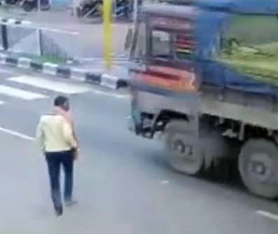 Mentally Deranged Man Ends Life by Jumping Under Truck Wheels