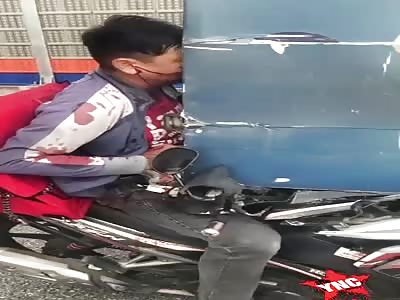 Motorcyclist leaves his face marked truck (full Video)