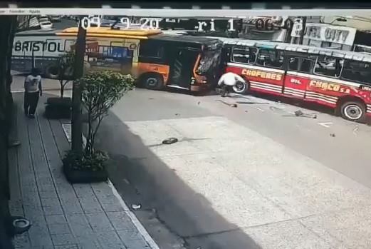 The girl is ejected from the bus window  at the moment accident