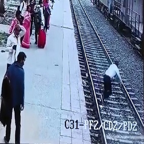 Teacher Jumps In Front Of Train In Jehanabad