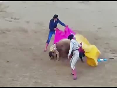 Bull almost leaves a bullfighter without a good portion of his scalp