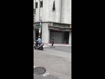 Counter-terror SWAT cop's training abseil goes horribly wrong as he fa(Two Angles)