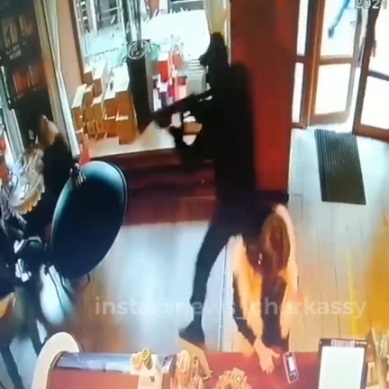 Lunch Ends after Assassin Armed with MP5 Enters the Restaurant