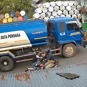 Biker Falls Head First Under the Truck and Dies Instantly