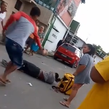 Wounded Delivery Man Gets Executed In Cold Blood Next To Bystanders Trying To Help