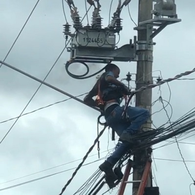 Electrocuted Worker Roasts In Agony After Failed Attempt To Fix The Cable