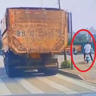 Moped Moves Out of Truck’s Turning Lane Only To Die By an Explosion 