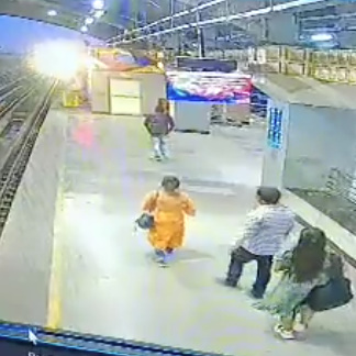  A Psycho Man Took a Woman Under the Train Tracks In Kolkata