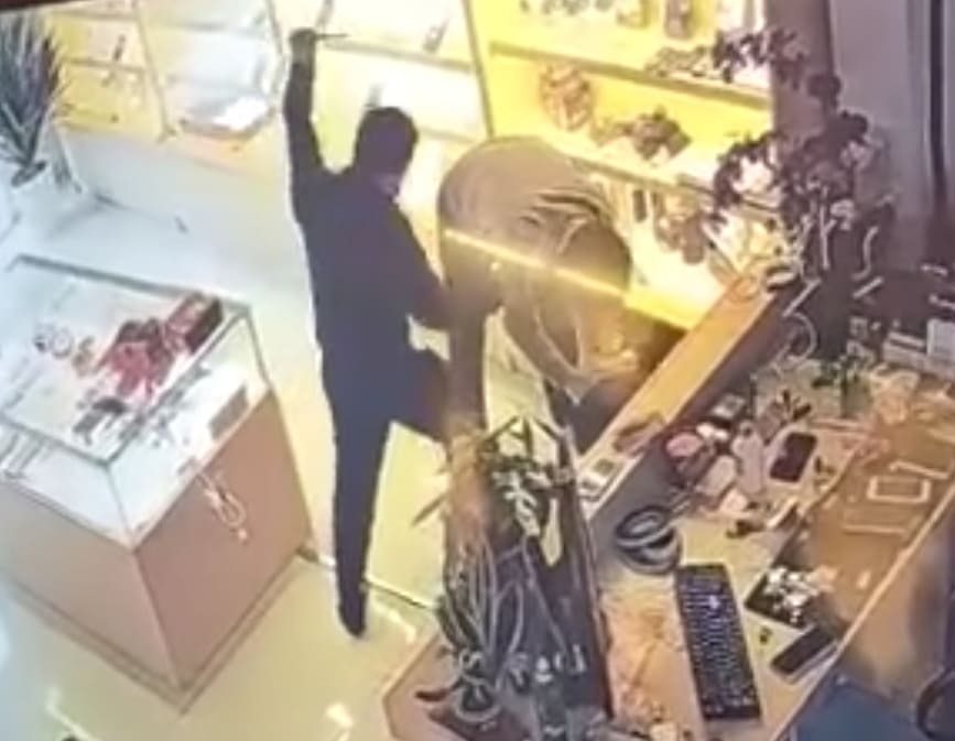 Lunatic Randomly Stabs Mobile Phone Shop Owner