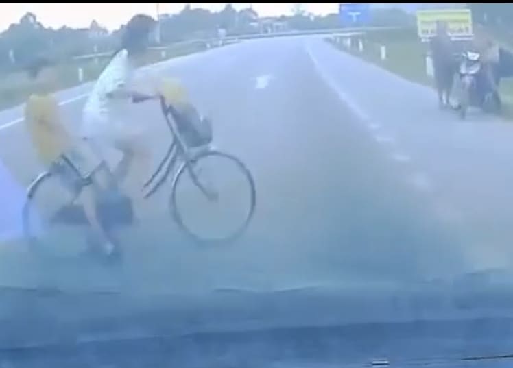Careless Mother On Bicycle Causes Brutal Crash