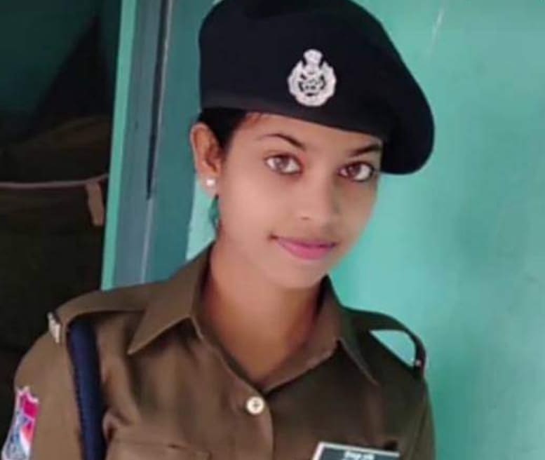 Female Police Officer Hangs Herself On Live