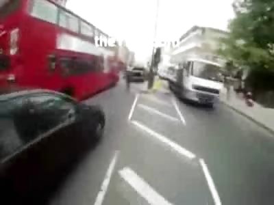 CRAZY Bicyclist finds himself in between a Bus and a Hard Place