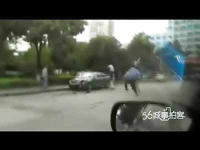 Chinese Road Rage...Kid Armed with Big Knife Fatally stabs Security Guard then gets his Ass Kicked by Everyone  (Man in Blue Shirt, Died Later)