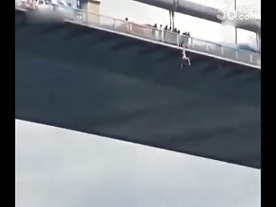 Man's Final Seconds with a Bridge is Captured on Camera... Tries to Hold On for One Last Moment 