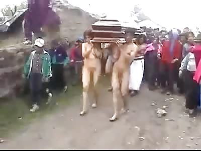 NAKED KILLER AND ACCOMPLICES CARRYING THE COFFIN VICTIM