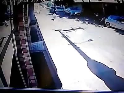Thief attempts to rob woman on the street doesnt end as planned