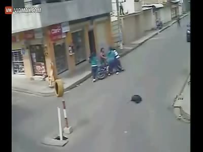 Robber on the streets of Machala, Ecuador gets brutally beaten by citizens